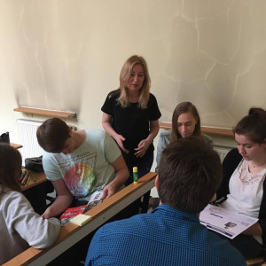 Warsztaty w AHE - na zdjęciu dr Elżbieta Dul-Ledwosińska