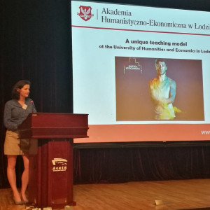 Dr Olga Majchrzak podczas prezentacji o studiach  w Łodzi 