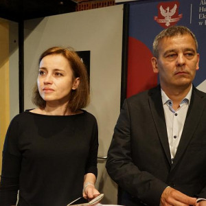 dr Anna Fadecka oraz Jacek Grudzień prodziekan kierunku dziennikarstwo i komunikacja społeczna