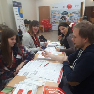 Studentki kierunku pielęgniarstwo i Fundacja DKMS podczas akcji Pomożesz? Bo możesz! Masz to w genach.