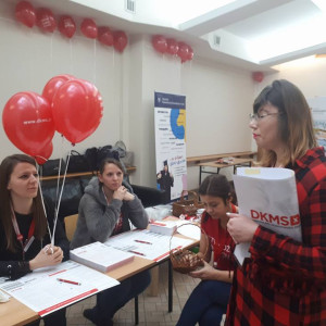 Studentki kierunku pielęgniarstwo i Fundacja DKMS podczas akcji Pomożesz? Bo możesz! Masz to w genach.