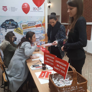 Studentki kierunku pielęgniarstwo i Fundacja DKMS podczas akcji Pomożesz? Bo możesz! Masz to w genach.