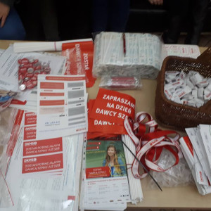 Studentki kierunku pielęgniarstwo i Fundacja DKMS podczas akcji Pomożesz? Bo możesz! Masz to w genach.