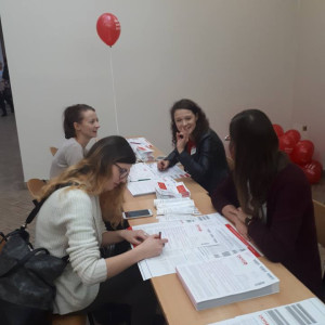 Studentki kierunku pielęgniarstwo i Fundacja DKMS podczas akcji Pomożesz? Bo możesz! Masz to w genach.