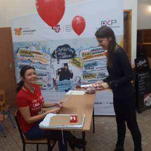 Studentki kierunku pielęgniarstwo i Fundacja DKMS podczas akcji Pomożesz? Bo możesz! Masz to w genach.