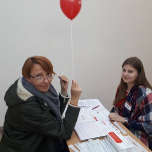 Studentki kierunku pielęgniarstwo i Fundacja DKMS podczas akcji Pomożesz? Bo możesz! Masz to w genach.