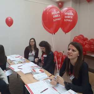 Studentki kierunku pielęgniarstwo i Fundacja DKMS podczas akcji Pomożesz? Bo możesz! Masz to w genach.