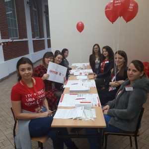 Studentki kierunku pielęgniarstwo i Fundacja DKMS podczas akcji Pomożesz? Bo możesz! Masz to w genach.