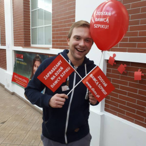 Studentki kierunku pielęgniarstwo i Fundacja DKMS podczas akcji Pomożesz? Bo możesz! Masz to w genach.