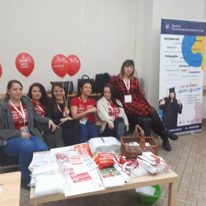 Studentki kierunku pielęgniarstwo i Fundacja DKMS podczas akcji Pomożesz? Bo możesz! Masz to w genach.