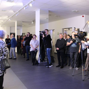 Wystawa prodziekan kierunku grafika w Akademii Sztuk Pięknych