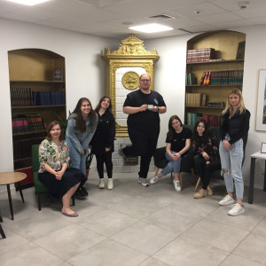 Studenci zarządzania w sali kominkowej Biblioteki TUVIM