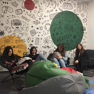 Studenci zarządzania w sali kominkowej Biblioteki TUVIM