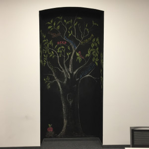 Studenci zarządzania w sali kominkowej Biblioteki TUVIM