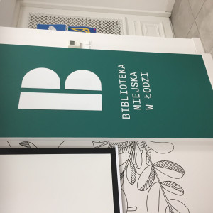 Studenci zarządzania w sali kominkowej Biblioteki TUVIM