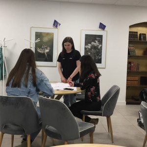 Studenci zarządzania w sali kominkowej Biblioteki TUVIM