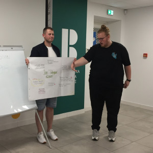 Studenci zarządzania w sali kominkowej Biblioteki TUVIM