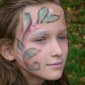 pomalowana twarz dziecka 