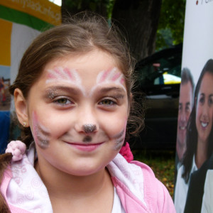 pomalowana twarz dziewczynki