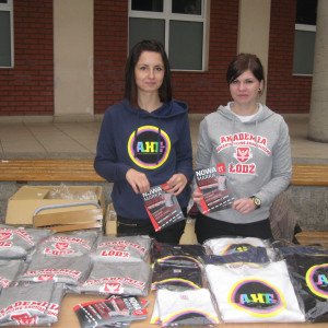 Koszulkowe i bluzy dla studentów Akademii