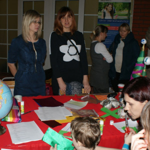 grupka dzieci w czasie zabawy 