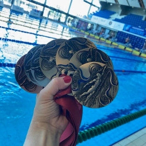 Studentka pedagogiki z pływackimi medalami