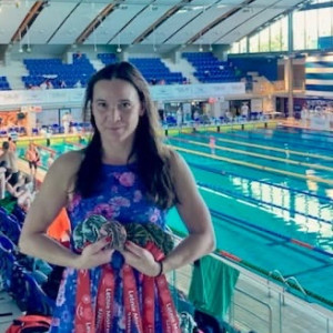 Studentka pedagogiki z pływackimi medalami